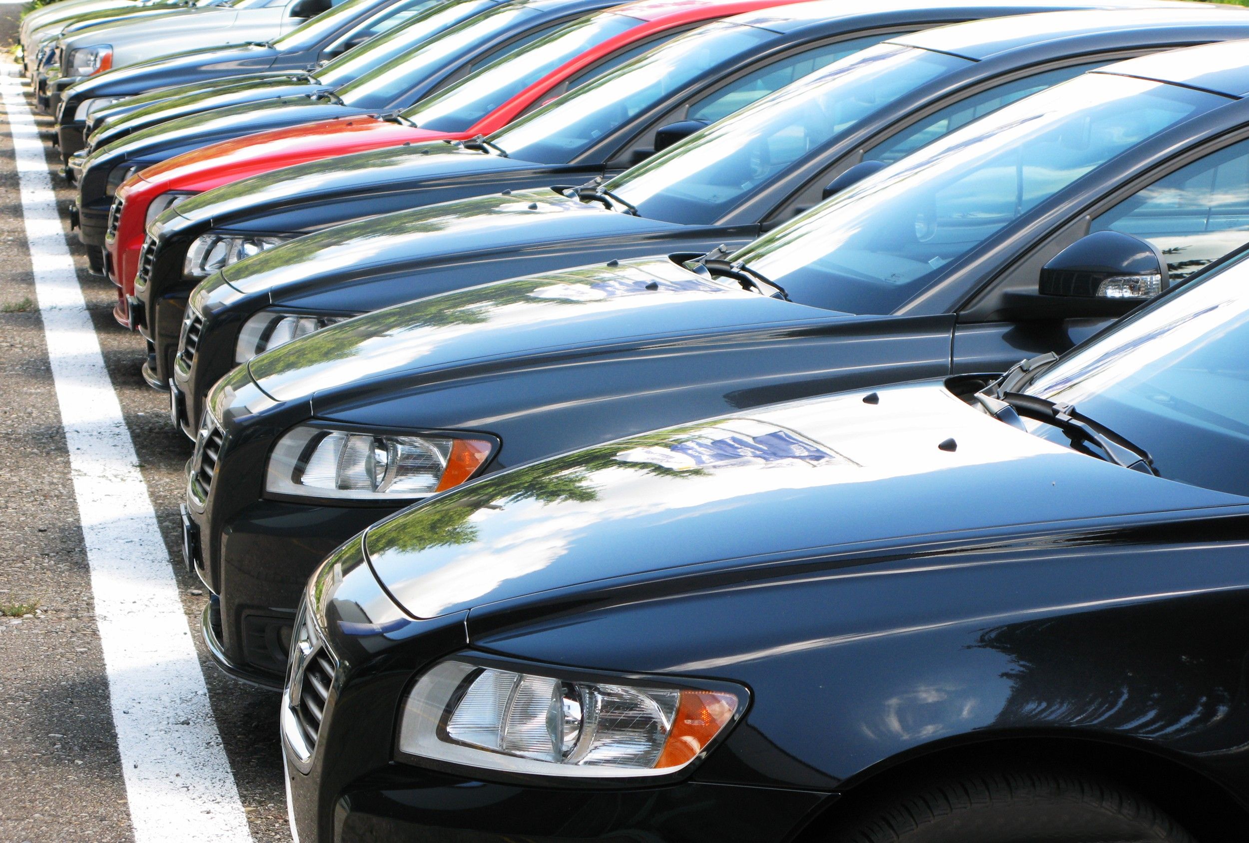 Fila de coches aparcados en batería