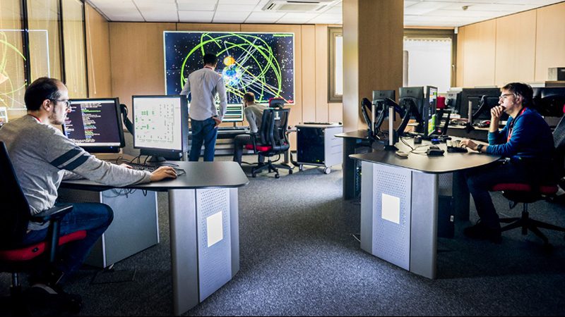 Ingenieros en Sala de control Galileo